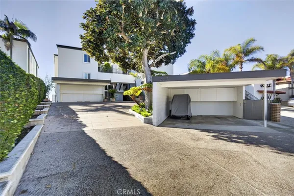 a view of a house with a yard and garage