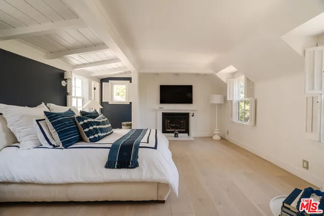 $22,995 | 3100 Coldwater Canyon Avenue, Studio City, CA 91604