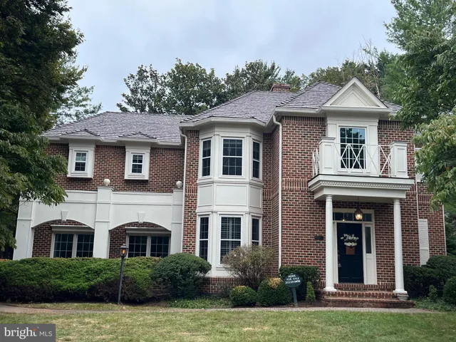 $1,625,000 | 1 Town Gate Court, Bethesda, MD 20817