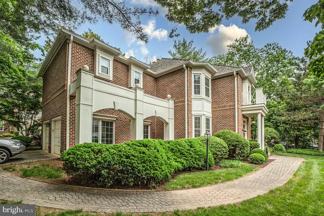$1,625,000 | 1 Town Gate Court, Bethesda, MD 20817