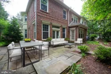 $1,625,000 | 1 Town Gate Court, Bethesda, MD 20817