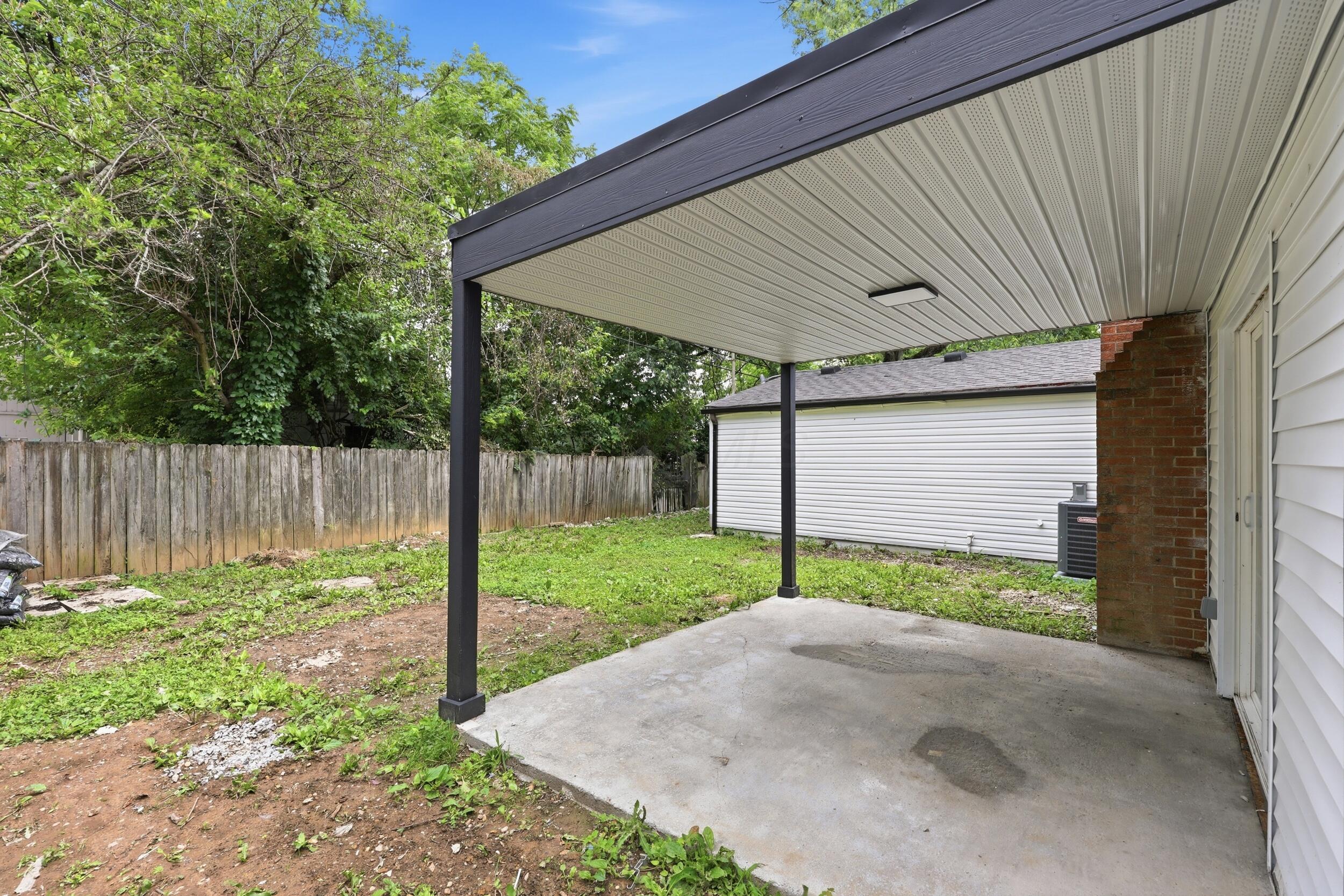 2386 Lindale Road Columbus, OH 43224 - Photo 28 of 31 Covered patio
