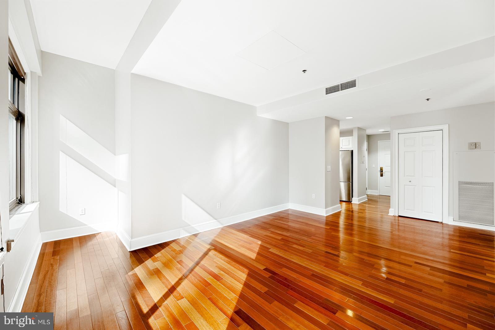 1500-00 Chestnut Street, Unit 19F Philadelphia, PA 19102 - Photo 15 of 33 a view of empty room with wooden floor