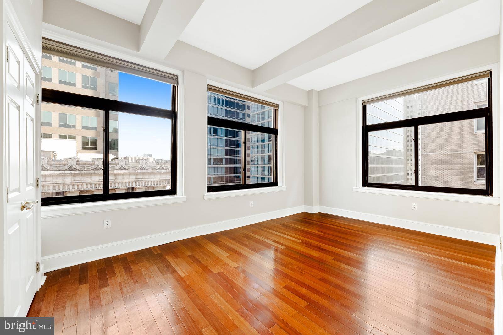 1500-00 Chestnut Street, Unit 19F Philadelphia, PA 19102 - Photo 26 of 33 a view of an empty room with window