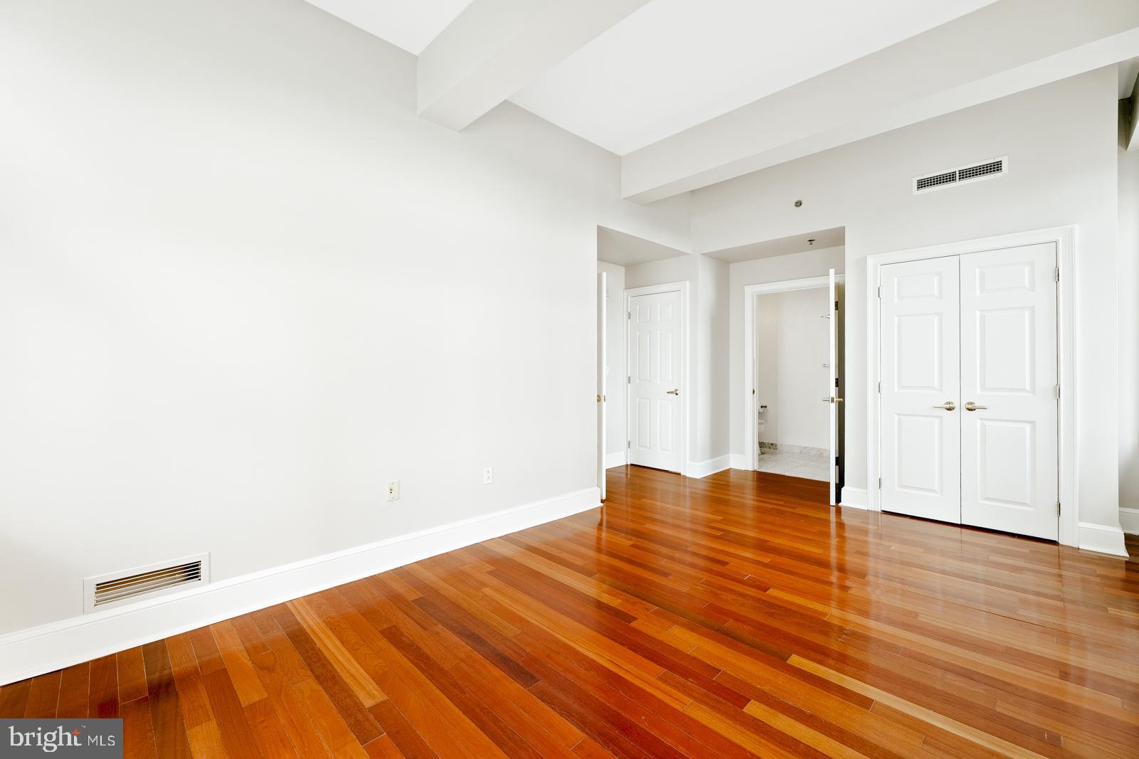 1500-00 Chestnut Street, Unit 19F Philadelphia, PA 19102 - Photo 28 of 33 a view of empty room with wooden floor and white walls