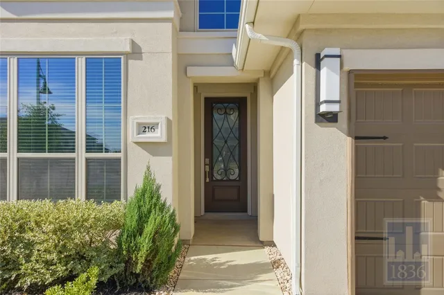 a view of the entrance of the house