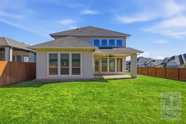 a view of a house with yard in front of it