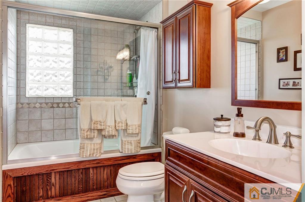 8 Ridgedale Place Woodbridge, NJ 07095 - Photo 4 of 18 Gallery Image 4