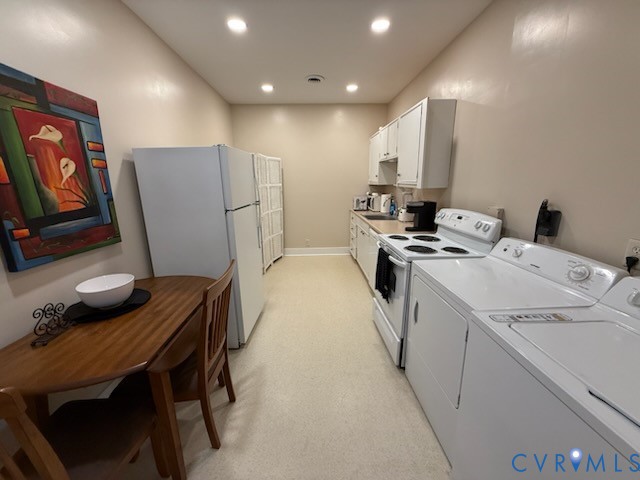 101 South Main Street, Unit B Blackstone, VA 23824 - Photo 3 of 7 a kitchen that has a microwave a stove and a refrigerator