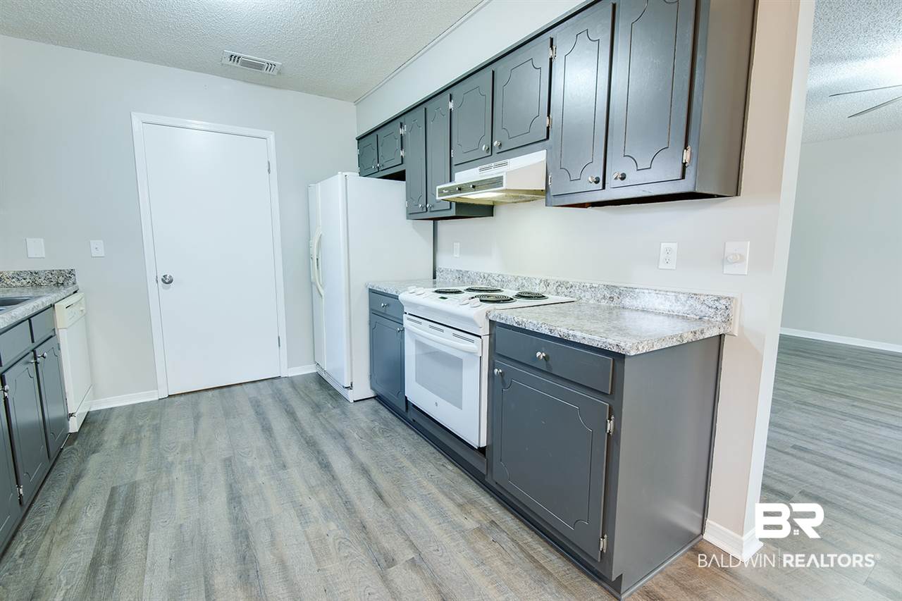 109 Montclair Loop Daphne, AL 36526 - Photo 6 of 32 Kitchen