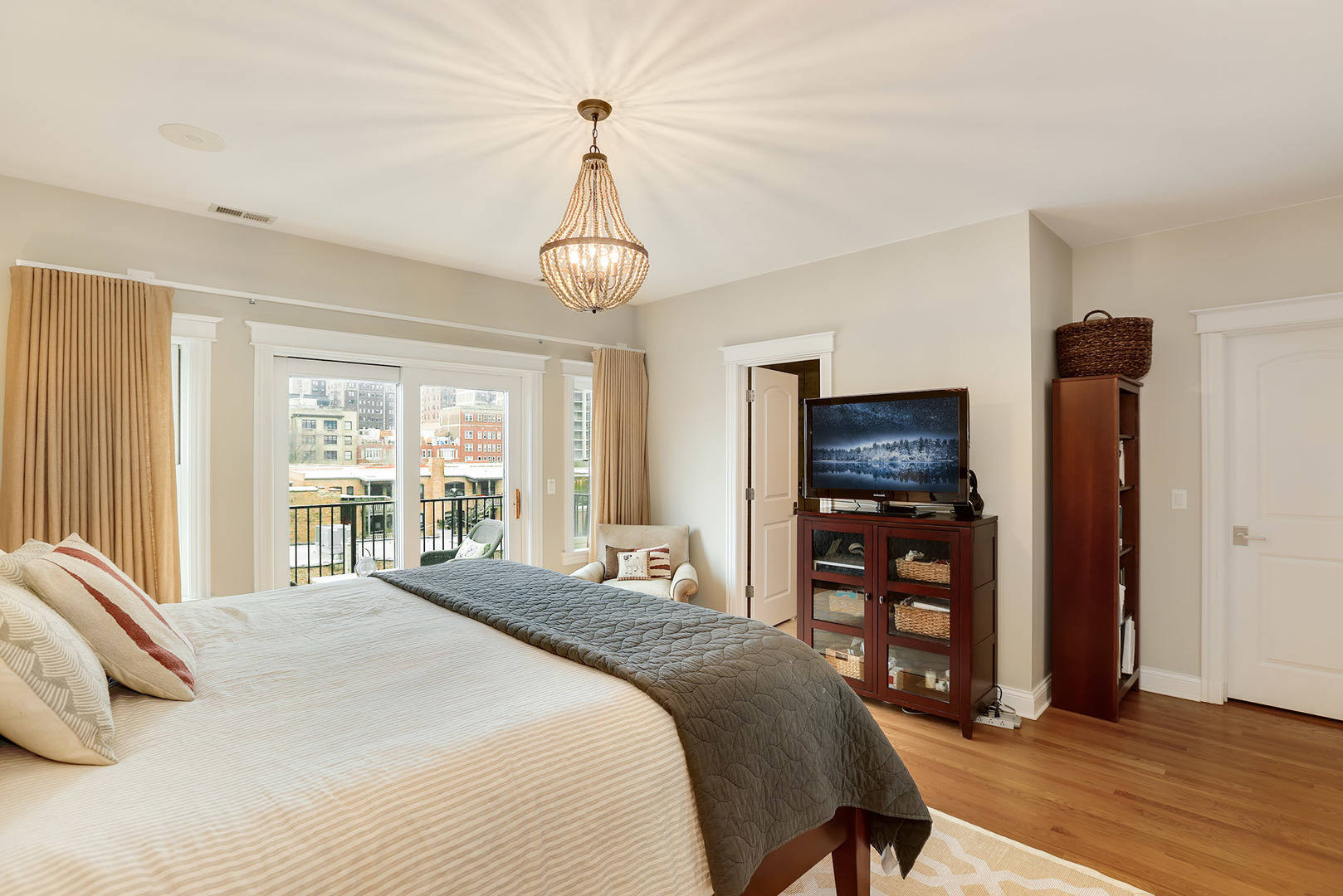 456 West Briar Place, Unit 4 Chicago, IL 60657 - Photo 14 of 30 a bedroom with a bed and a chandelier