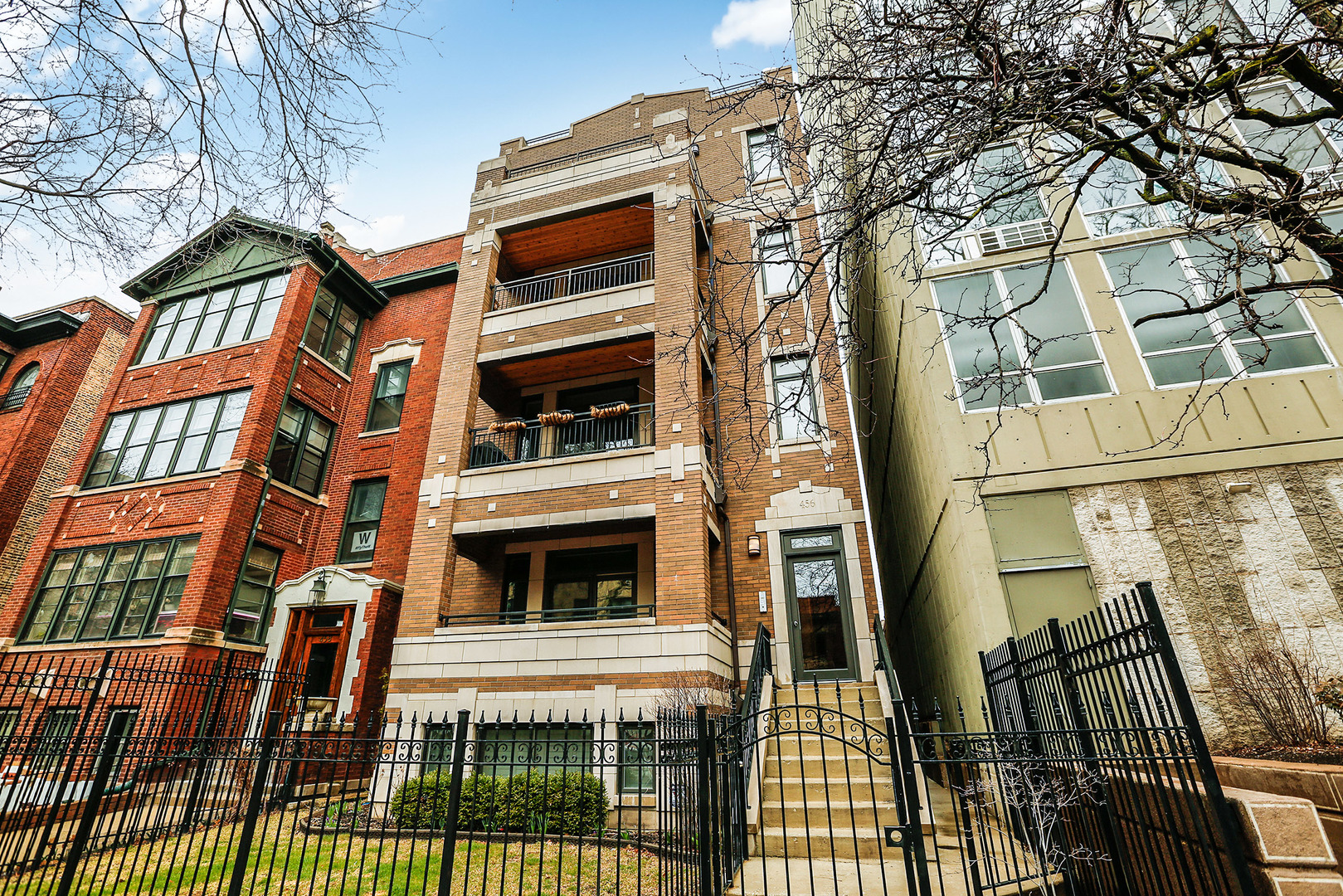 456 West Briar Place, Unit 4 Chicago, IL 60657 - Photo 30 of 30 a backyard of a house with sofas