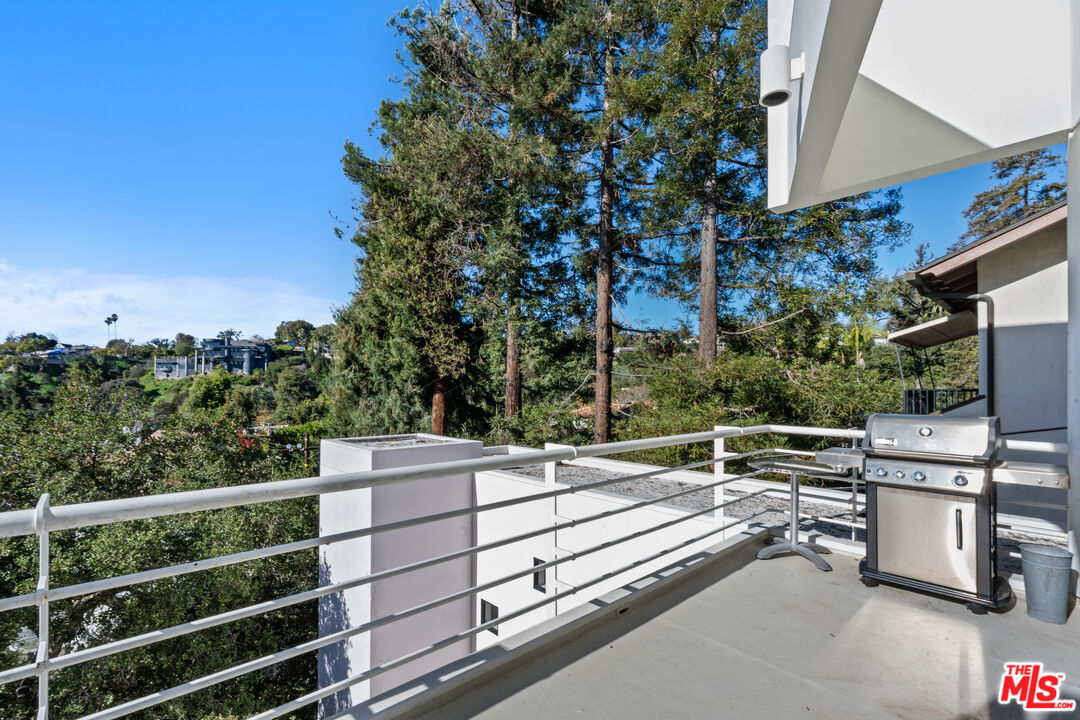 477 Upper Mesa Road Santa Monica, CA 90402 - Photo 17 of 30
