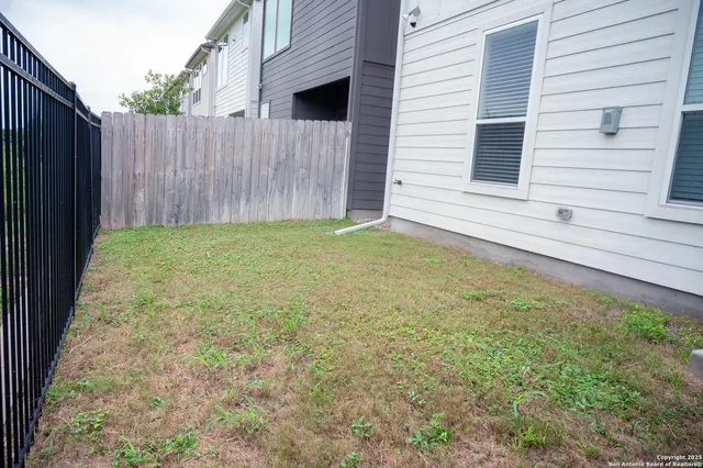 a view of a backyard