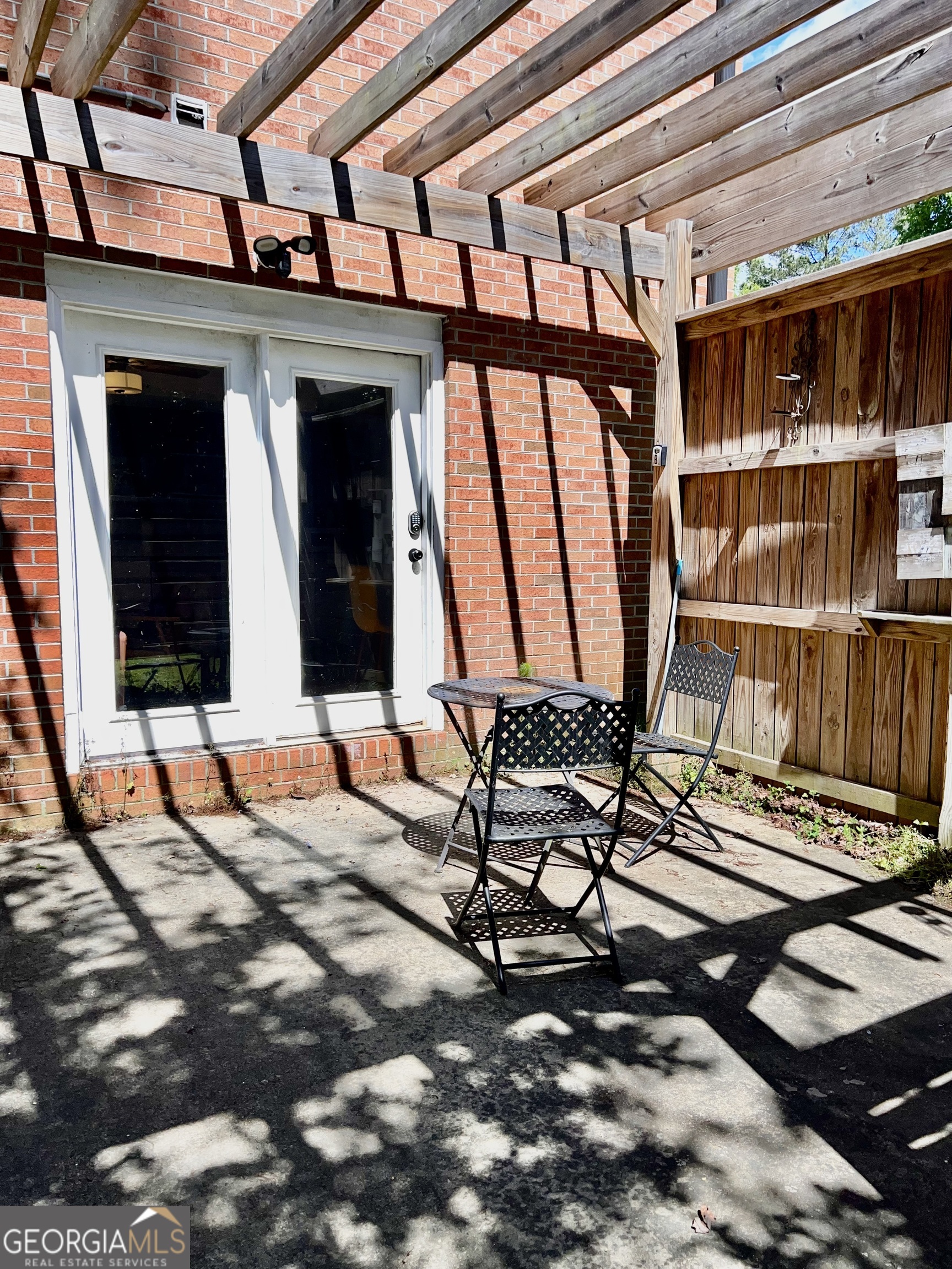 256 Cherokee Ridge Athens, GA 30606 - Photo 29 of 35 a building outdoor space with patio furniture and potted plants