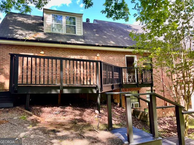 a view of house with a yard