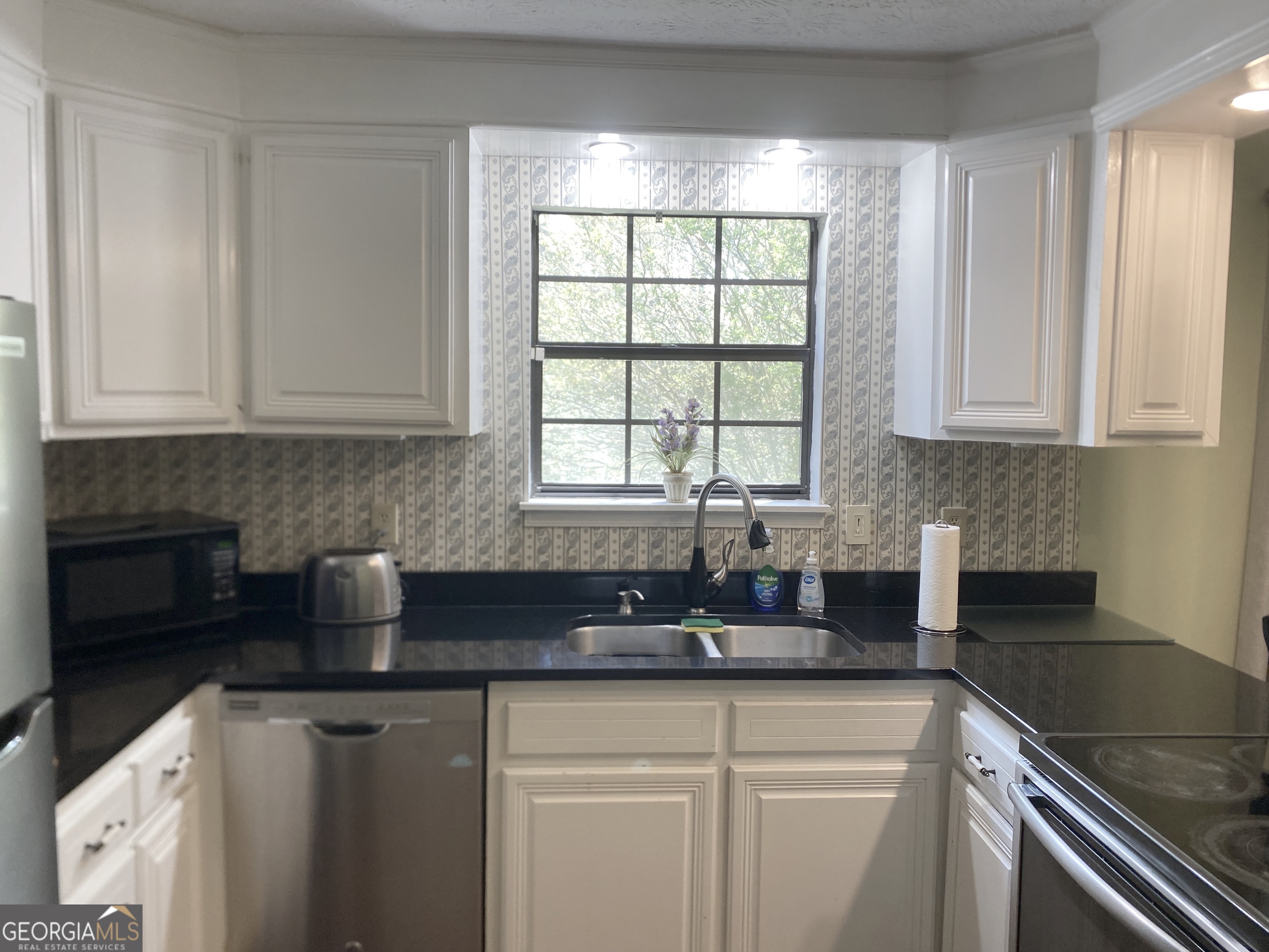 256 Cherokee Ridge Athens, GA 30606 - Photo 6 of 35 a kitchen with granite countertop a sink stove and cabinets