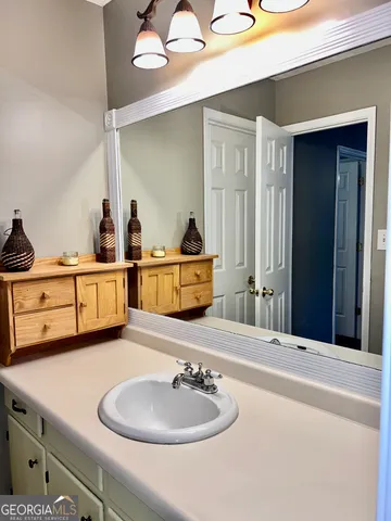a en suite bathroom with a sink and a mirror