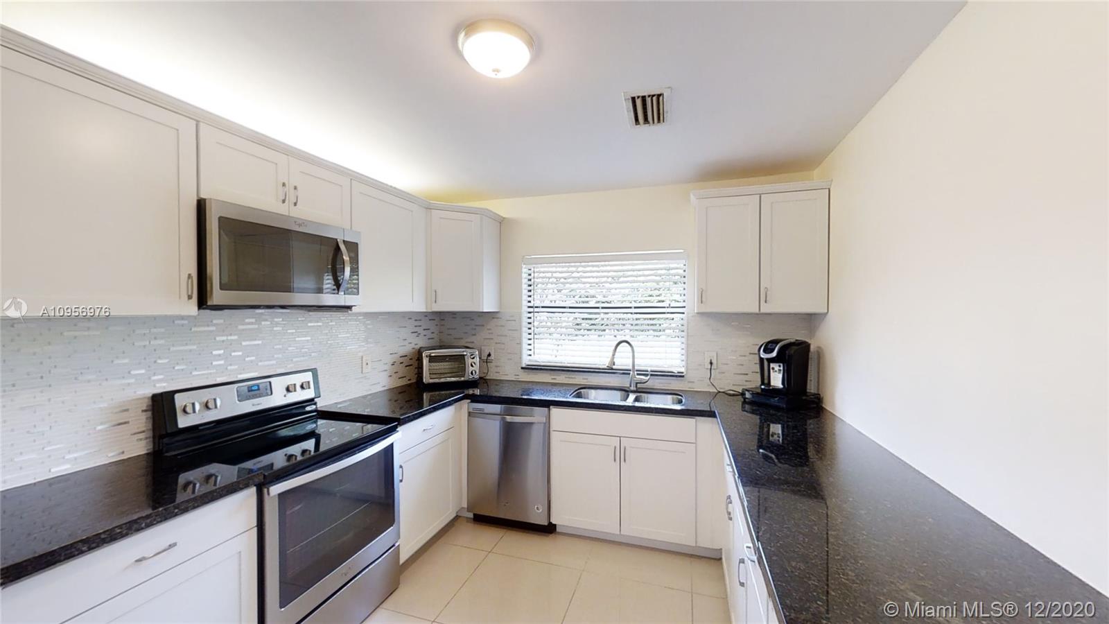 8915 Old Pine Road Boca Raton, FL 33433 - Photo 18 of 48 Kitchen with Granite Countertops