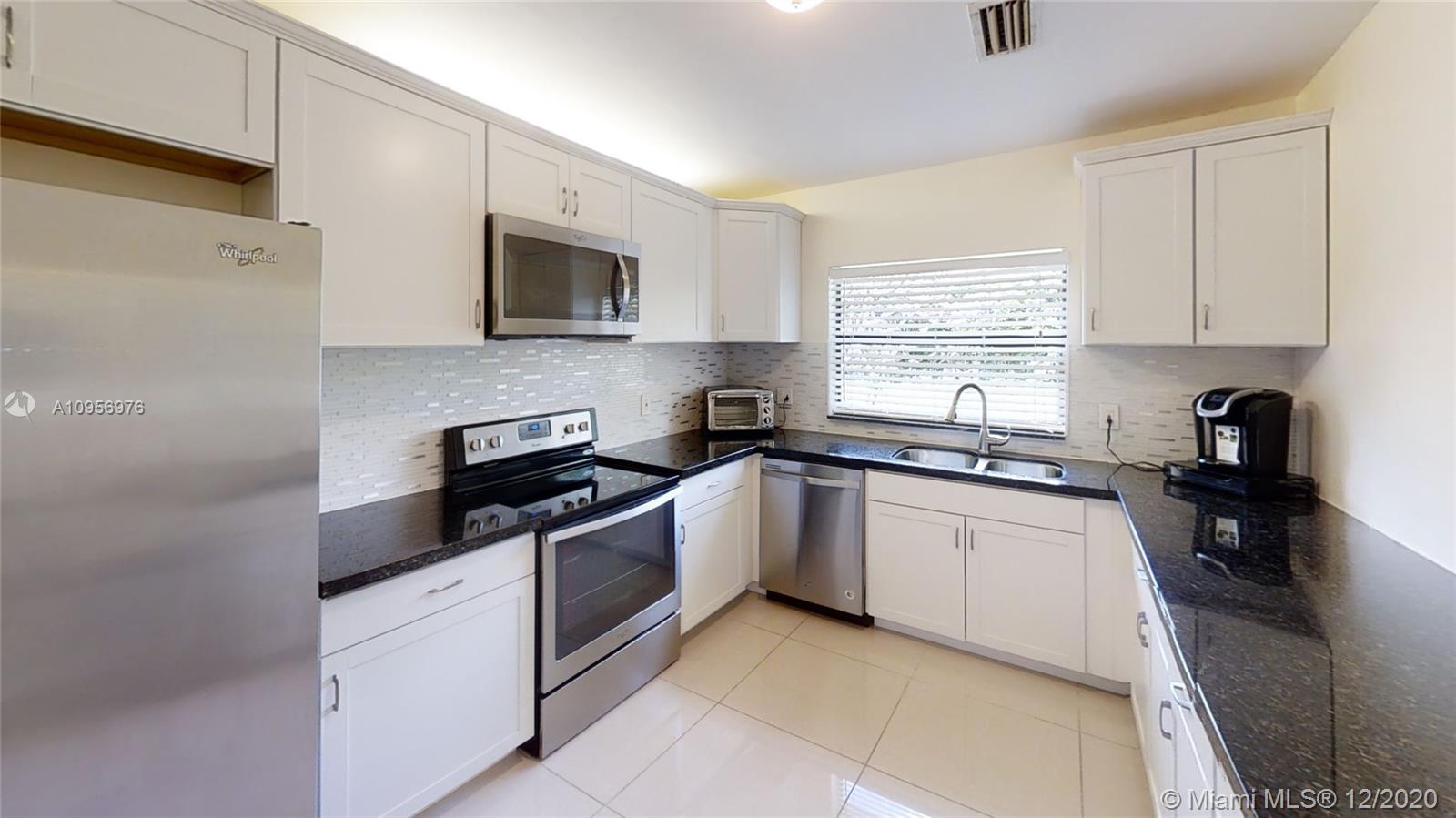8915 Old Pine Road Boca Raton, FL 33433 - Photo 5 of 48 Kitchen with Granite Countertops