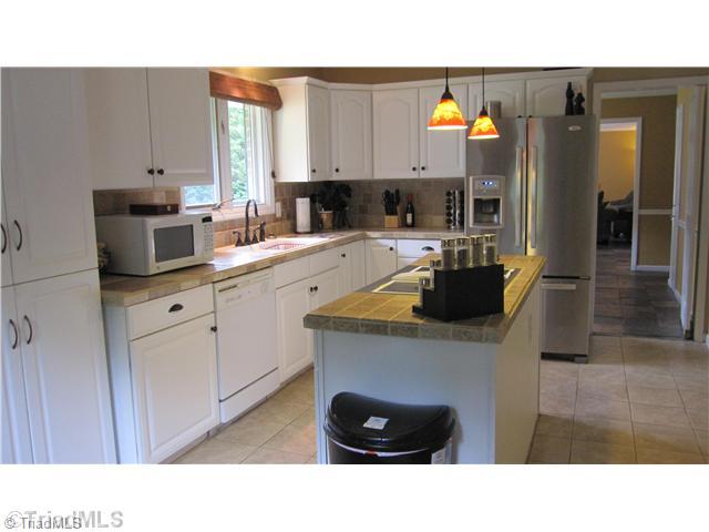 Kitchen. Large bright eat in kitchen with center island
