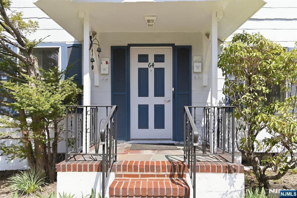 64 Davis Avenue Hackensack, NJ 07601 - Photo 3 of 33