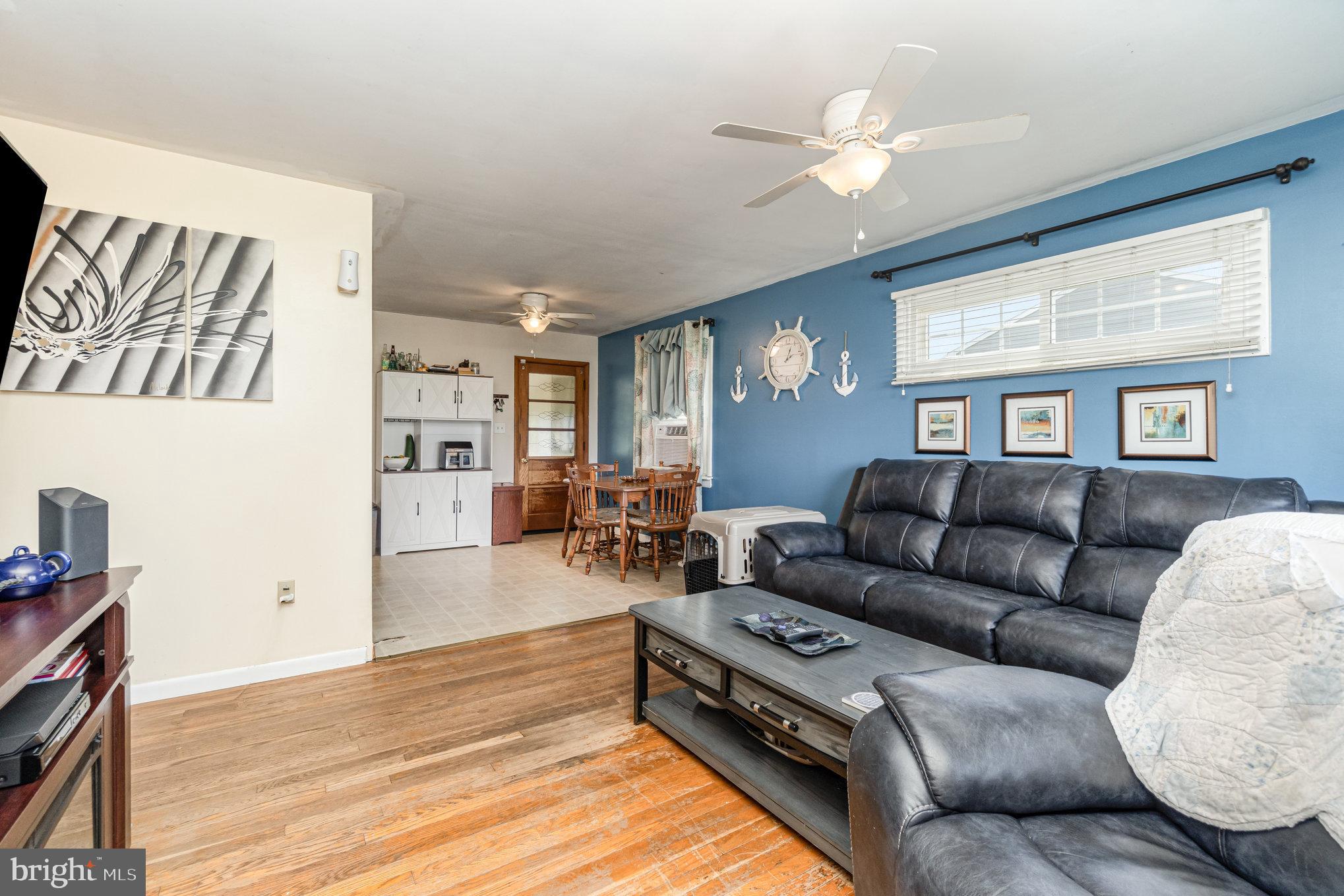 582 Loudon Road St. Thomas, PA 17252 - Photo 2 of 19 Living room