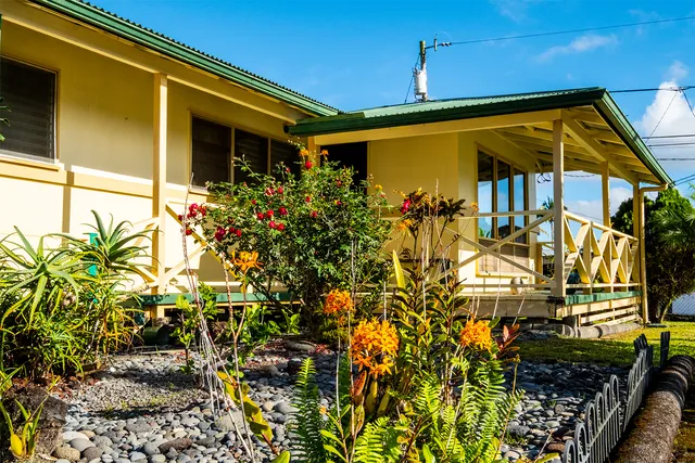 a view of a house with a backyard