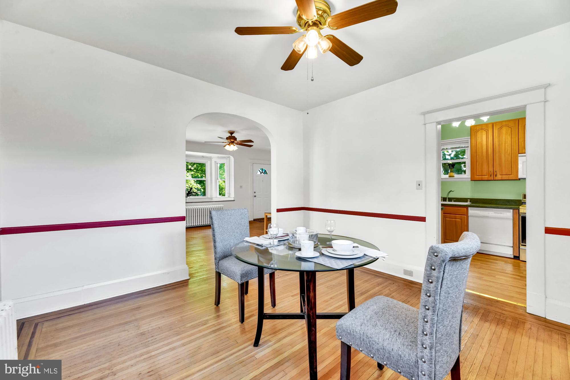420 Westgate Road Baltimore, MD 21229 - Photo 5 of 30 Roomy DR with chair rail