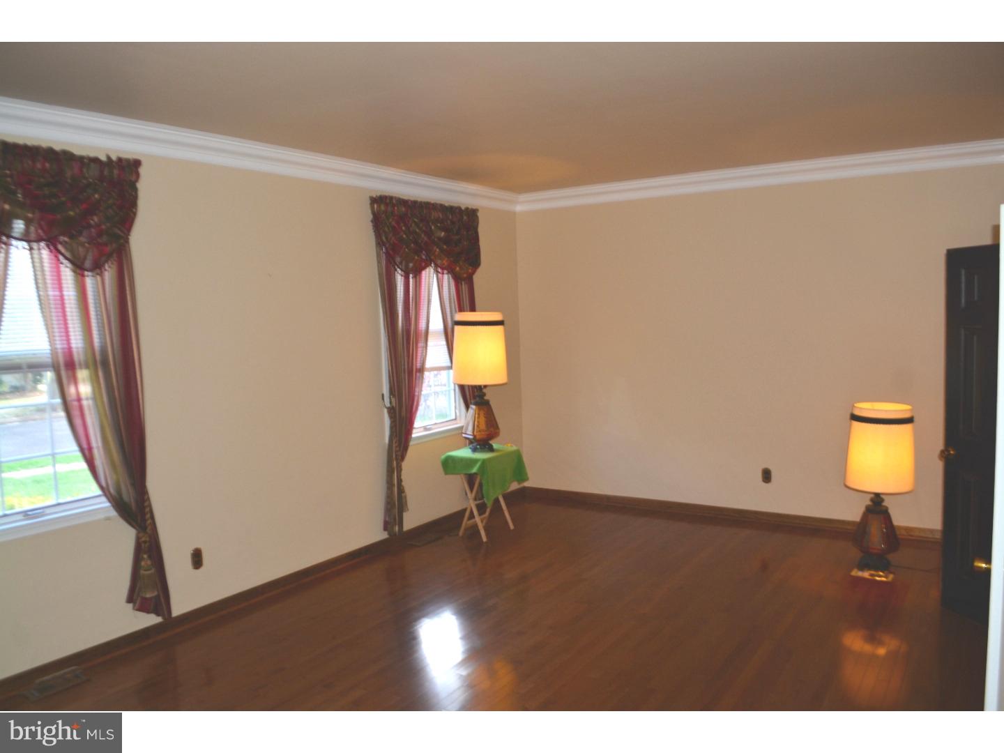 115 Redstone Ridge Woodbury, NJ 08096 - Photo 10 of 20 Living Room