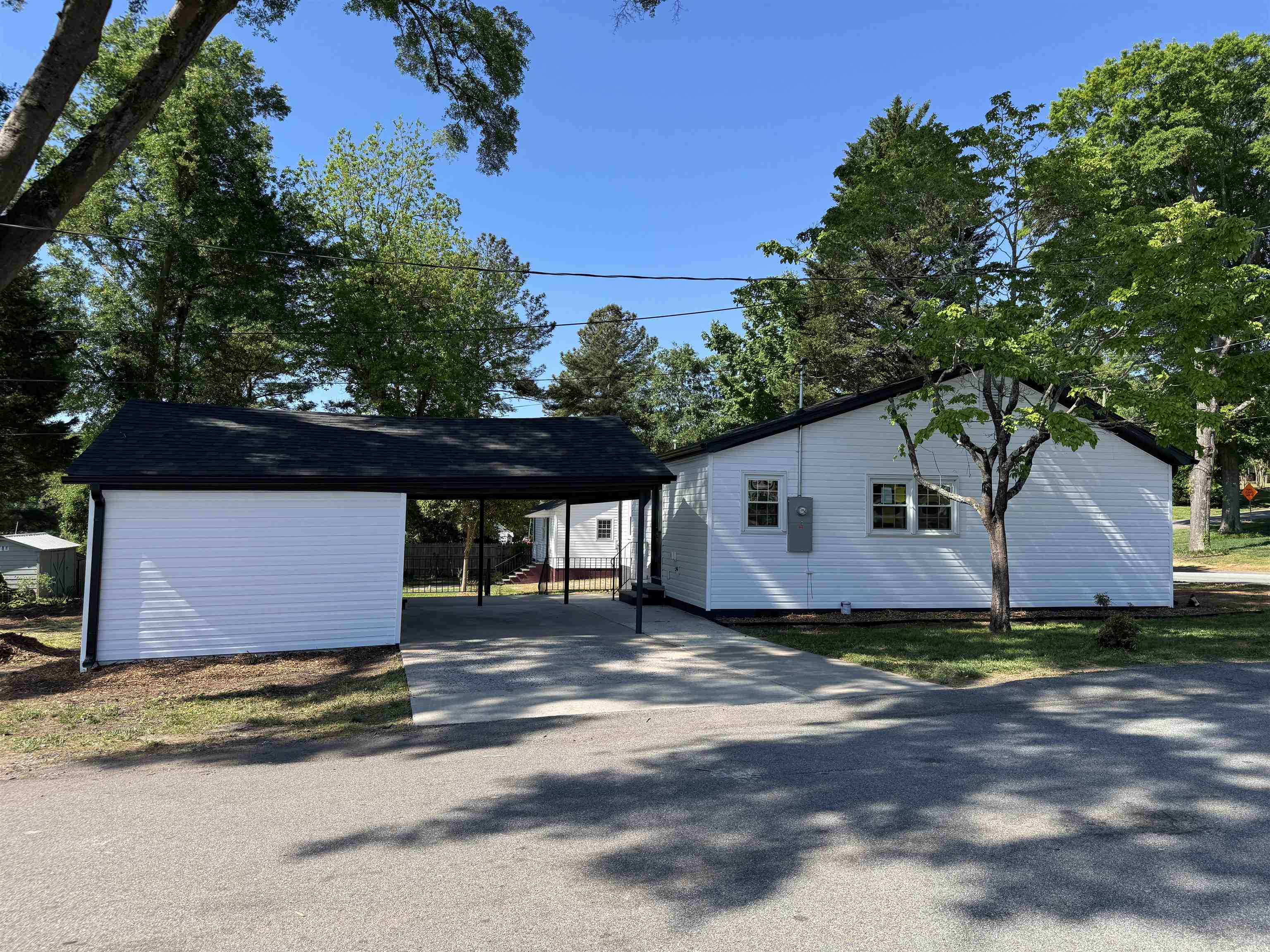 401 Thompson Street Gaffney, SC 29340 - Photo 4 of 35