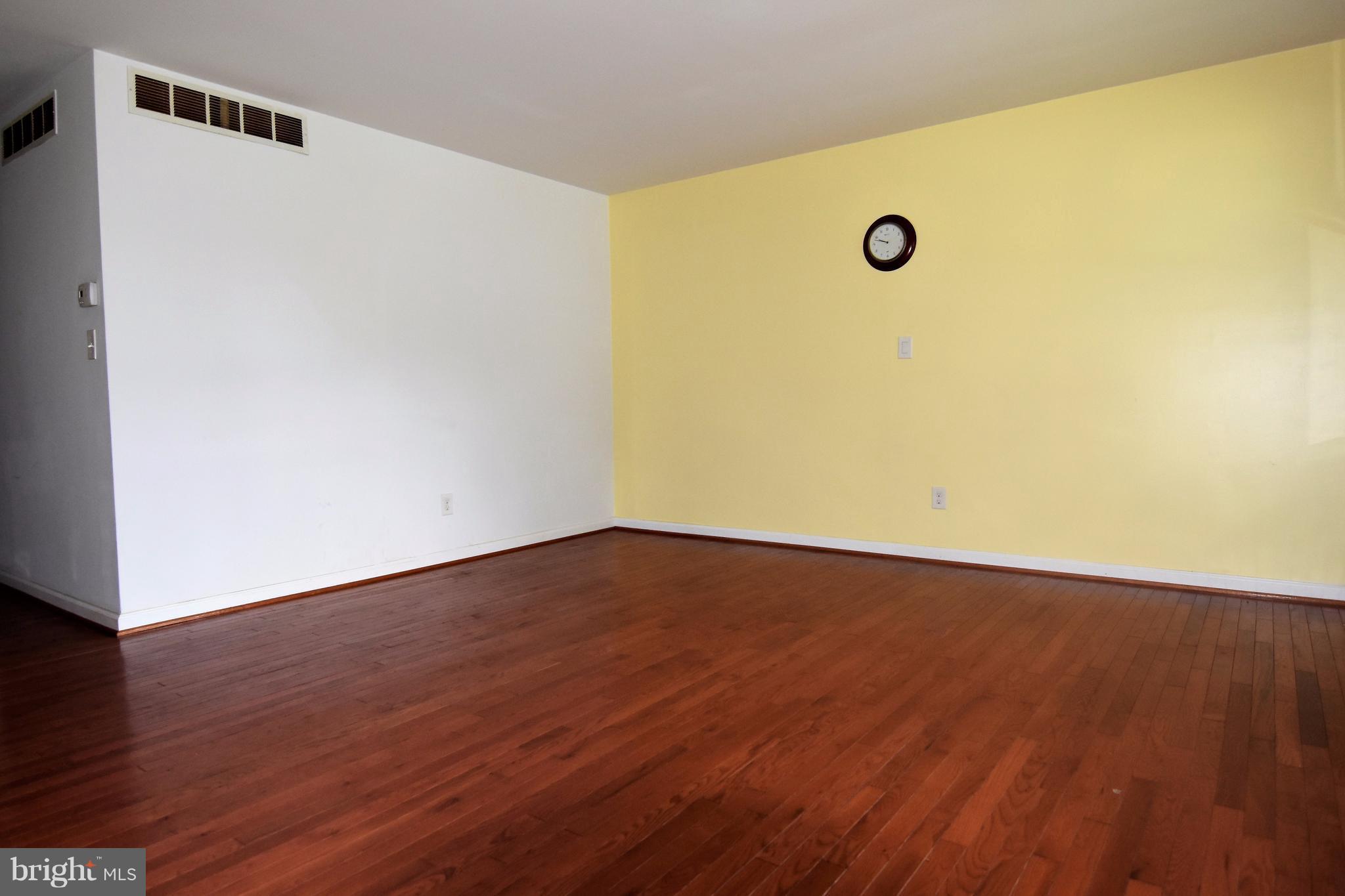 221 Dunlap Road Pasadena, MD 21122 - Photo 8 of 30 Living Room 14x16