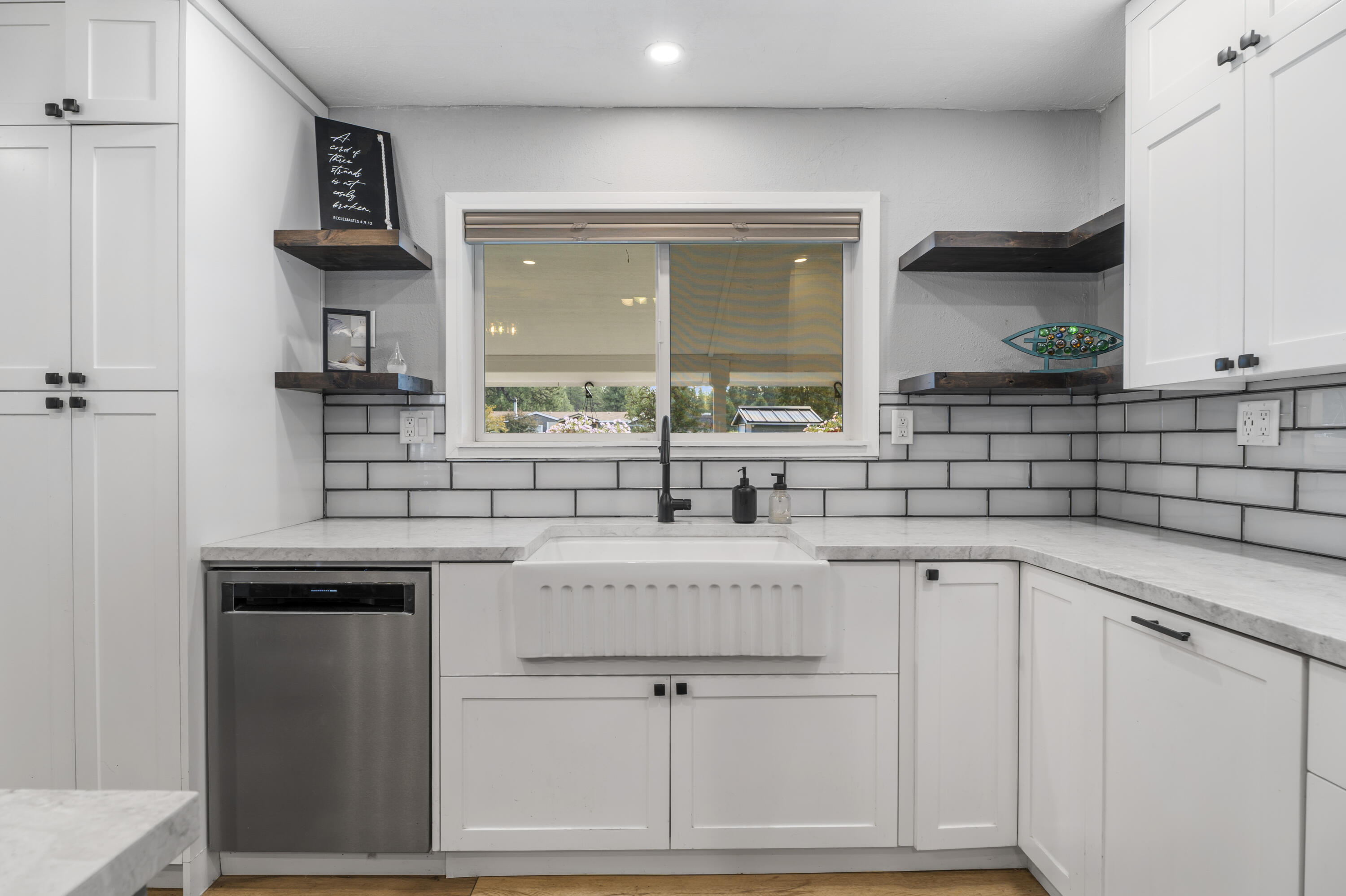 59773 Cheyenne Road Bend, OR 97702 - Photo 10 of 46 16-Kitchen
