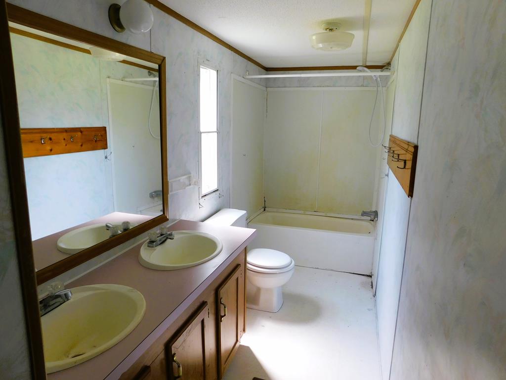 5460 Kentuck Road Ringgold, VA 24586 - Photo 29 of 37 Primary bathroom