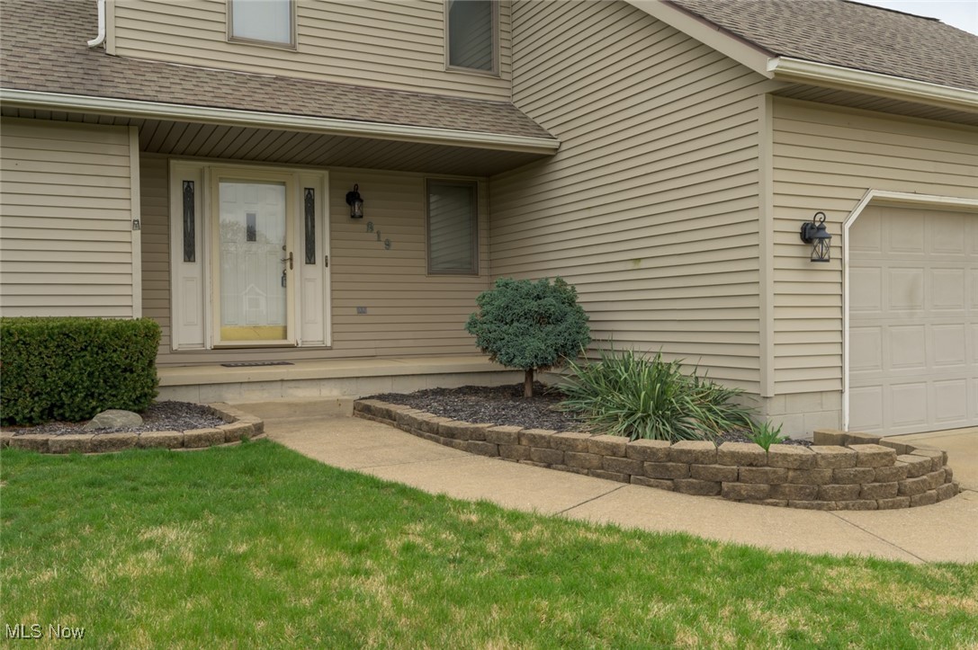 819 Bridge Road Akron, OH 44312 - Photo 3 of 33 Front entry to home