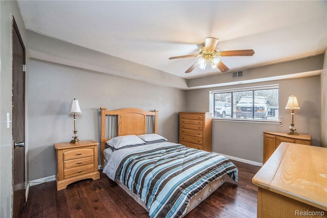 1693 Riverside Drive, Unit 62 Rochester, MI 48309 - Photo 11 of 23 Master bedroom en-suite with walk-in closet