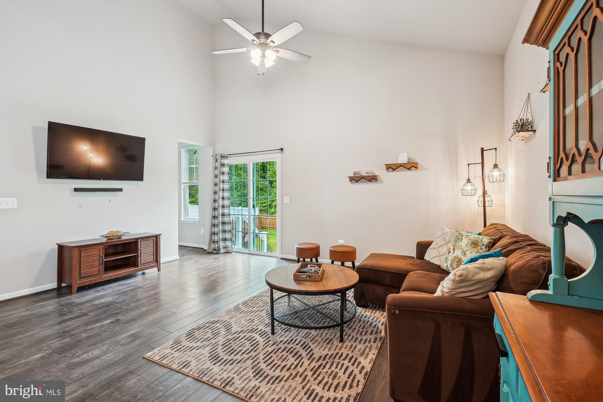 12141 Aster Road Bristow, VA 20136 - Photo 16 of 65 Living Room