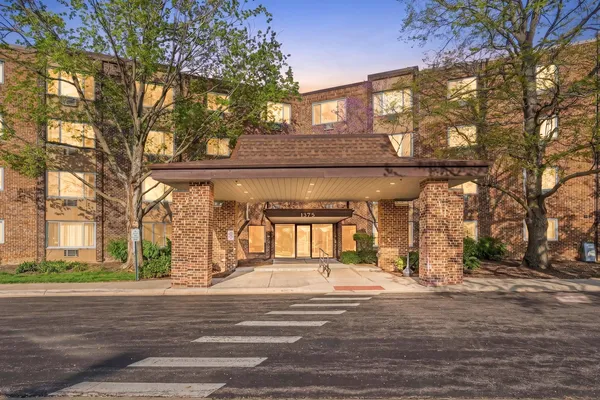 $1,925 | 1375 Rebecca Drive, Unit 323, Hoffman Estates, IL 60169