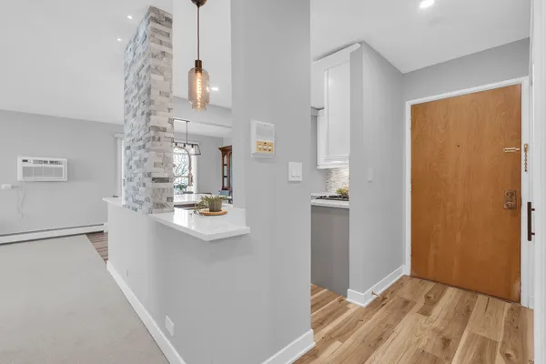 $1,925 | 1375 Rebecca Drive, Unit 323, Hoffman Estates, IL 60169