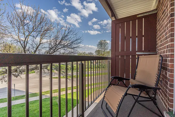 $1,925 | 1375 Rebecca Drive, Unit 323, Hoffman Estates, IL 60169