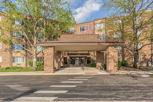$1,925 | 1375 Rebecca Drive, Unit 323, Hoffman Estates, IL 60169