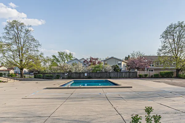 $1,925 | 1375 Rebecca Drive, Unit 323, Hoffman Estates, IL 60169