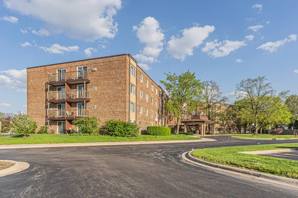 $1,925 | 1375 Rebecca Drive, Unit 323, Hoffman Estates, IL 60169