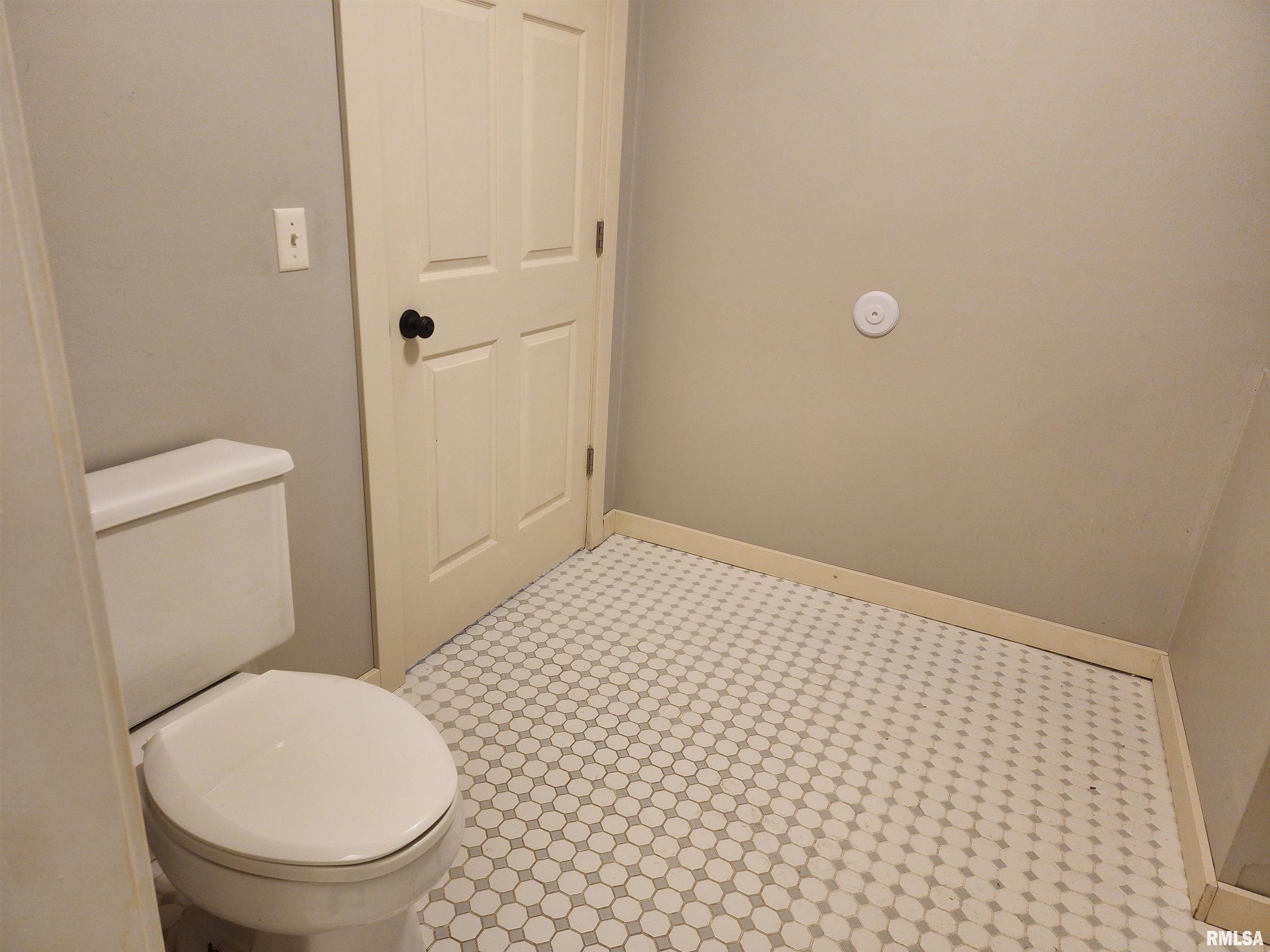 304 Southwest Arch Street Atlanta, IL 61723 - Photo 17 of 23