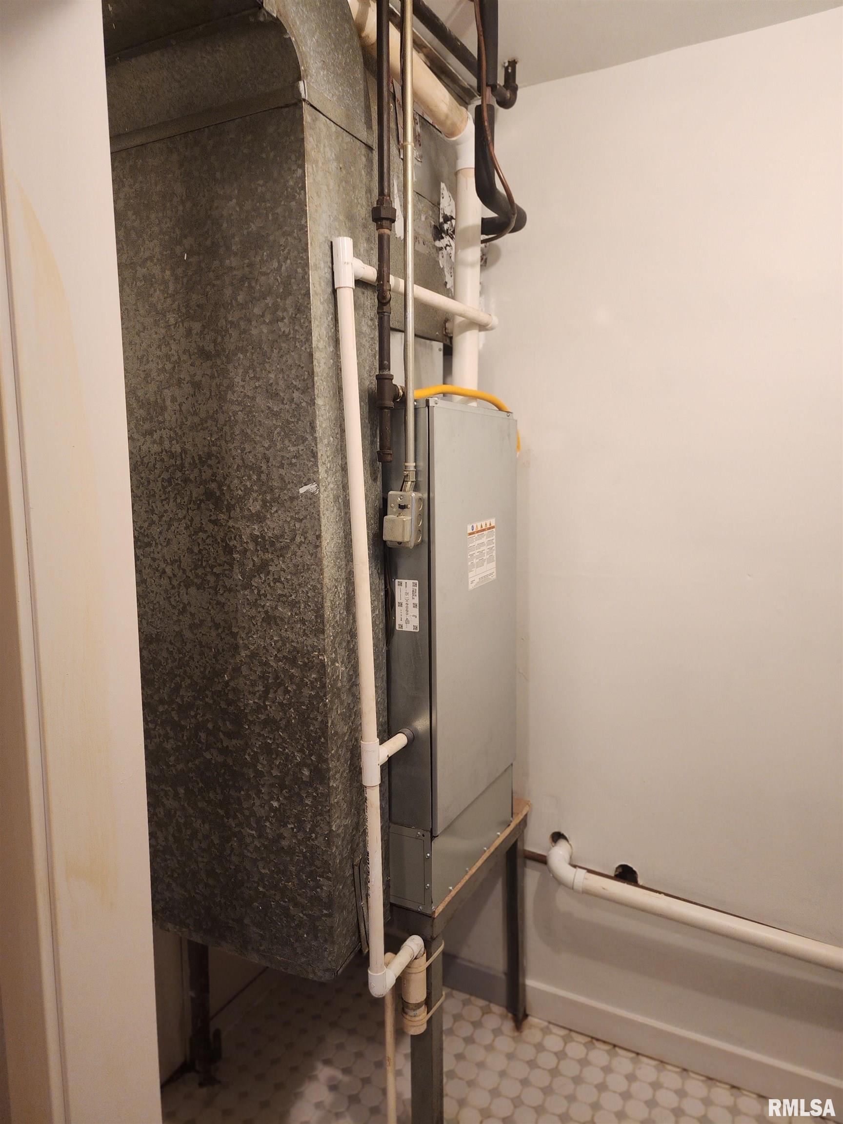 304 Southwest Arch Street Atlanta, IL 61723 - Photo 19 of 23