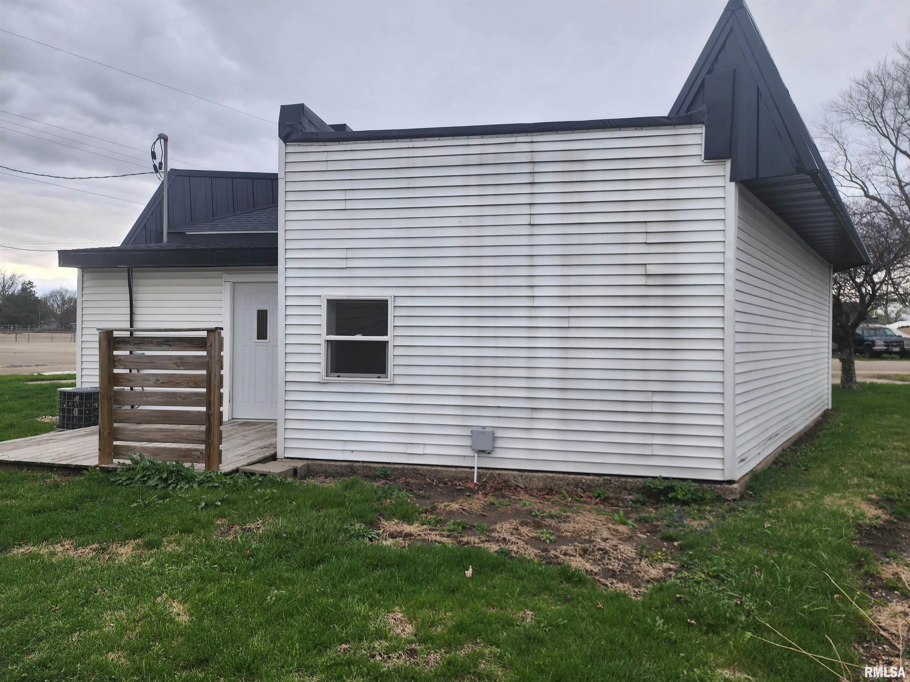 304 Southwest Arch Street Atlanta, IL 61723 - Photo 3 of 23