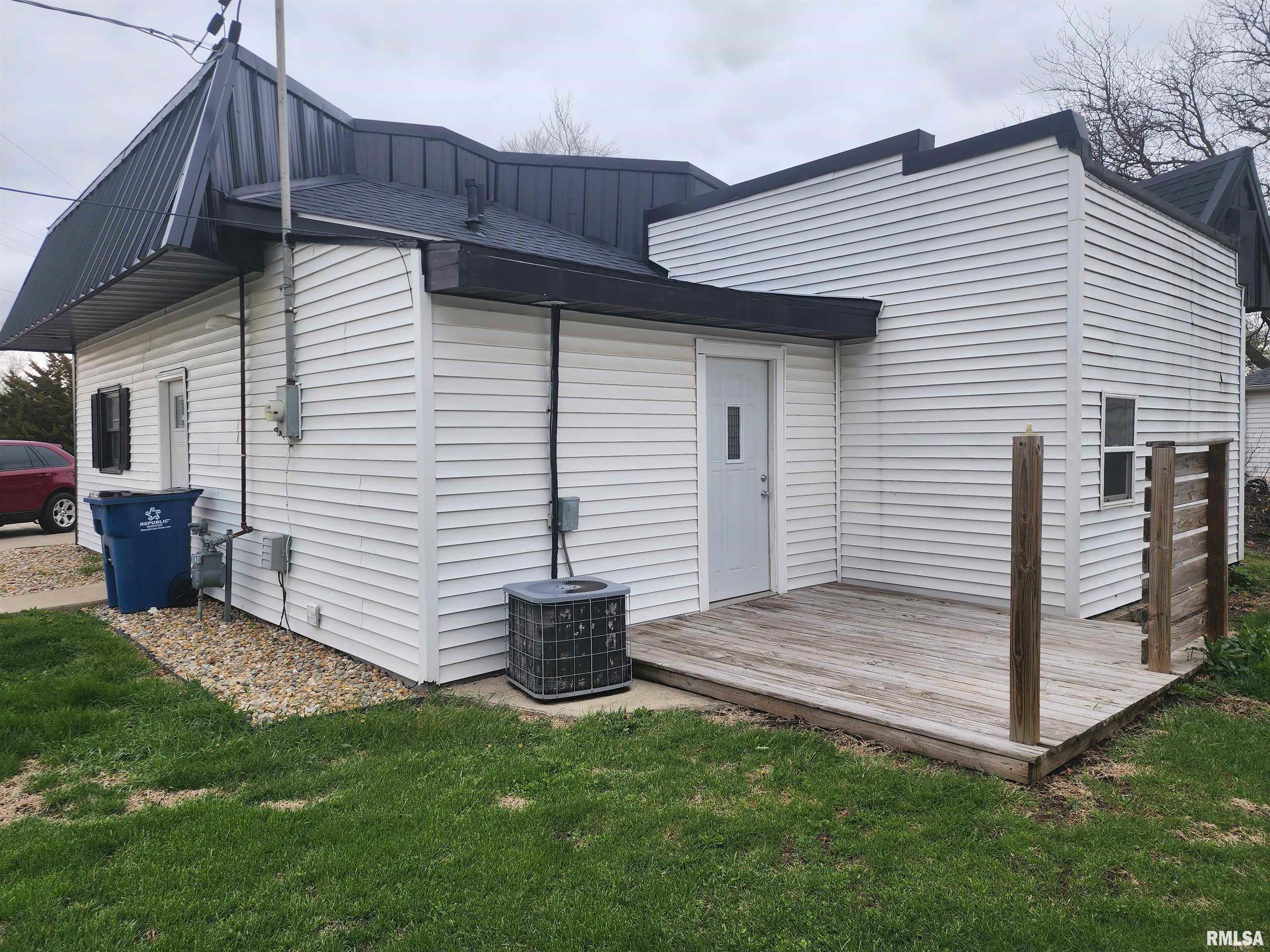 304 Southwest Arch Street Atlanta, IL 61723 - Photo 4 of 23