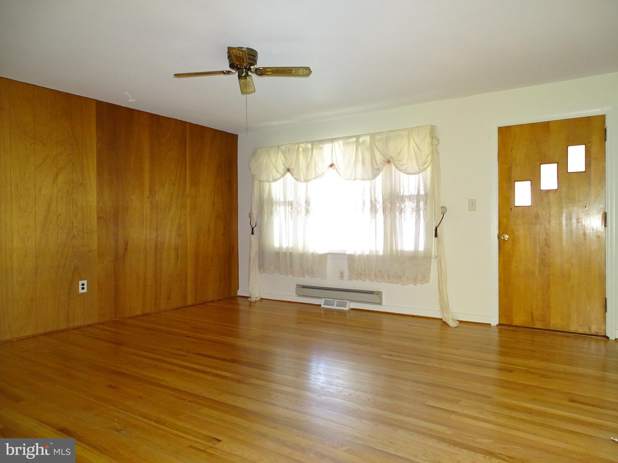 2441 Oakland Road Dover, PA 17315 - Photo 7 of 29 Living Room