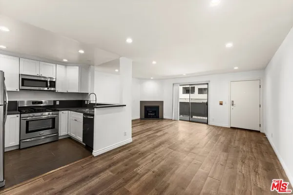 $2,200 | 6212 Fulton Avenue, Unit 103, Van Nuys, CA 91401