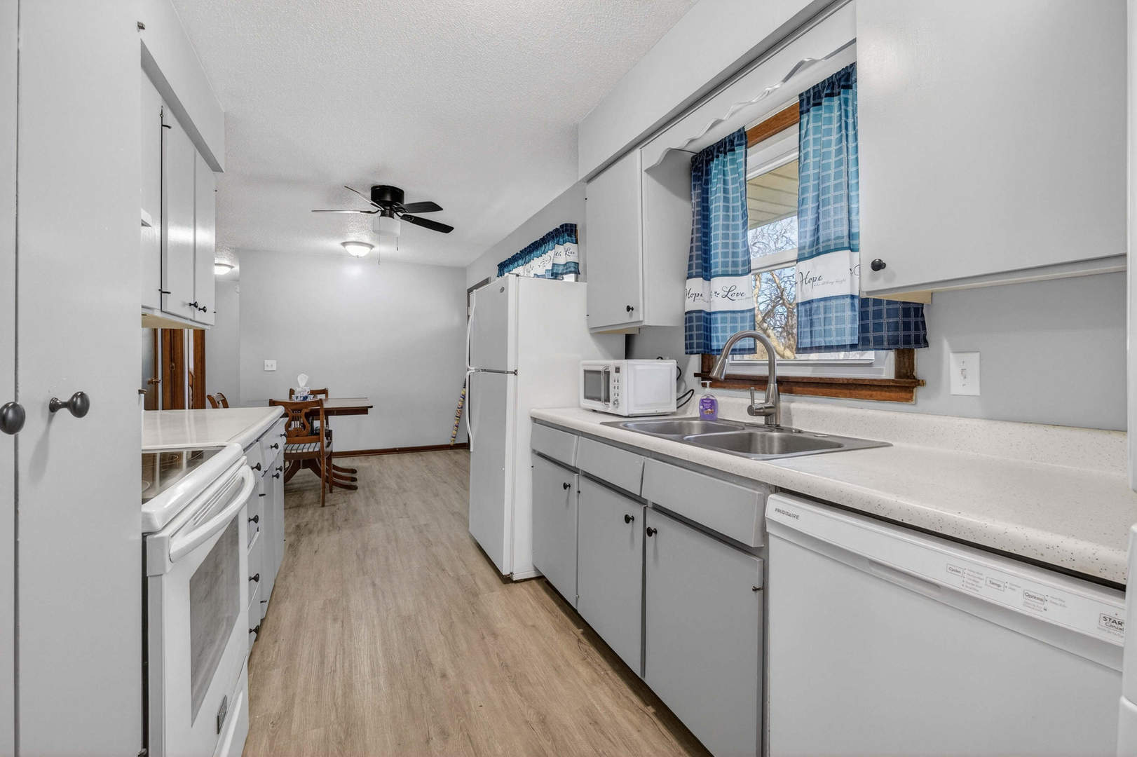 609 West Le Claire Road Eldridge, IA 52748 - Photo 13 of 25